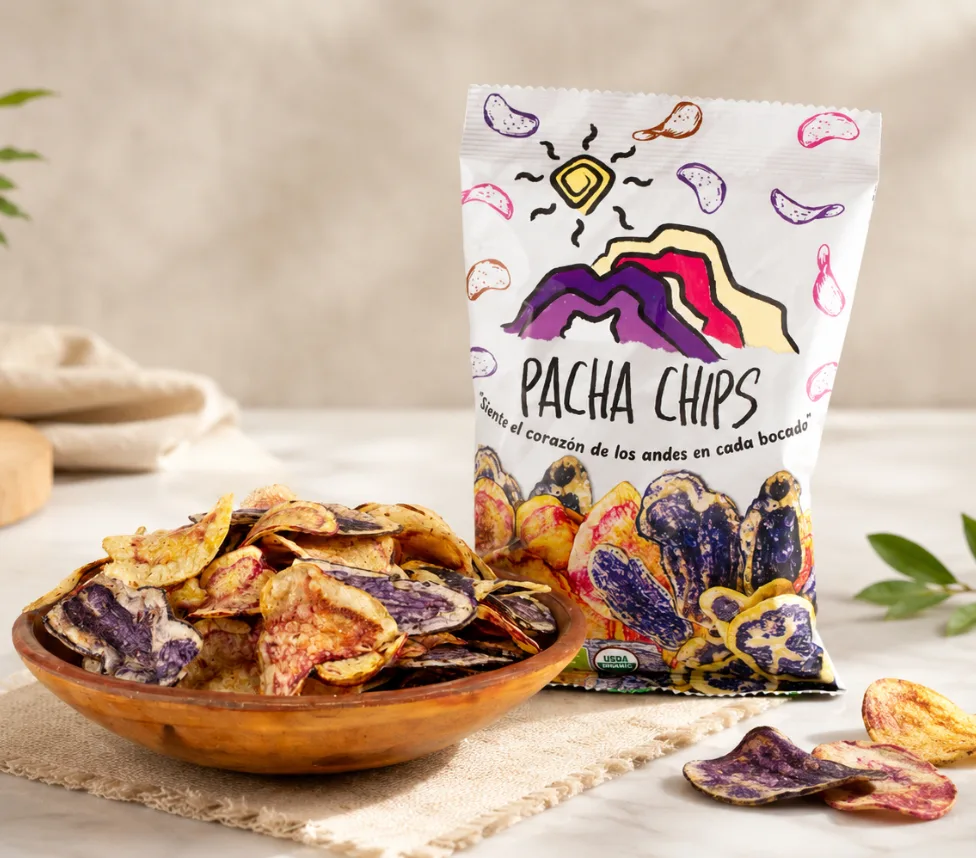 Bolsa de Pacha Chips junto a un bowl de chips de papas nativas